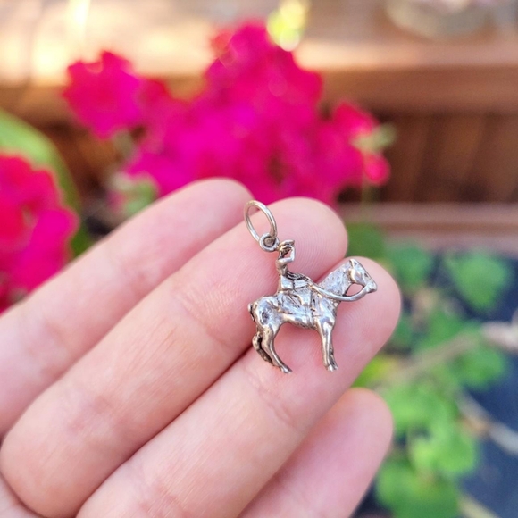 Vintage Solid 925 Sterling Silver Dainty Cowboy on a Horse Pendant Charm - Picture 3 of 8